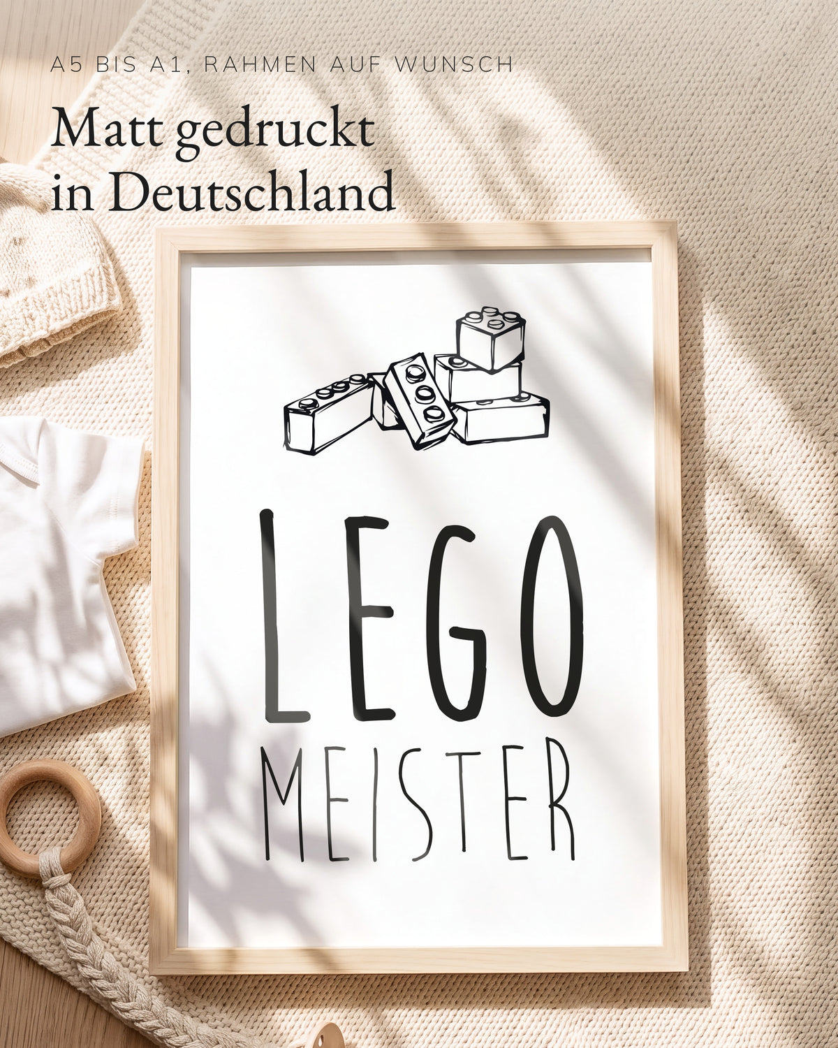 Kinderposter Bausteine Meister im Holzrahmen auf einer Strickdecke