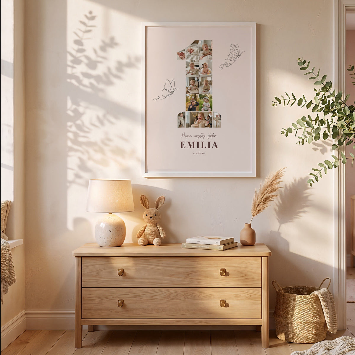 Poster Mein erstes Jahr in Zartrosa mit Schmetterlingen in einem sonnigen Kinderzimmer