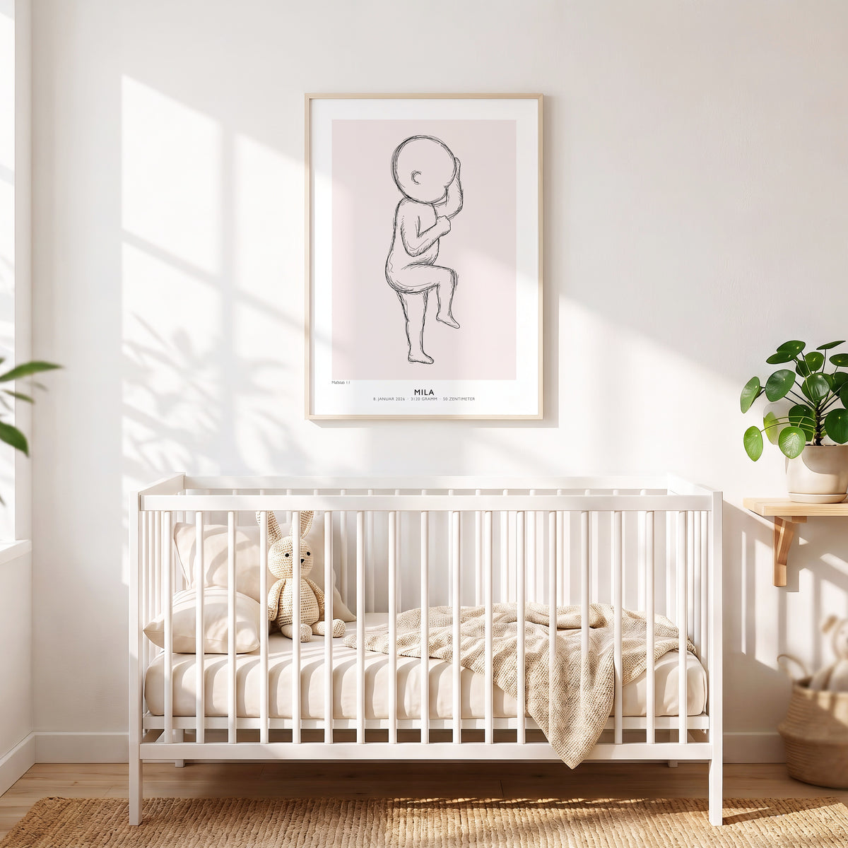 Geburtsposter von Mila in Rosa im hellen Holzrahmen an der Wand über einem weißen Kinderbett