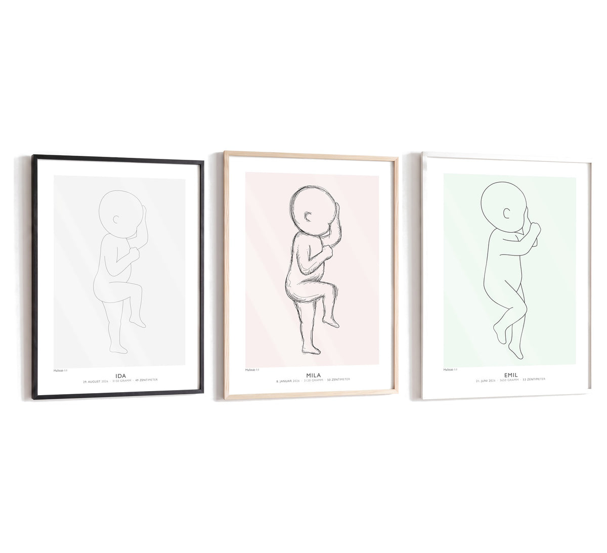 Drei Geburtsposter in 50 × 70 cm nebeneinander im Holzrahmen Schwarz, Natur hell und Weiß