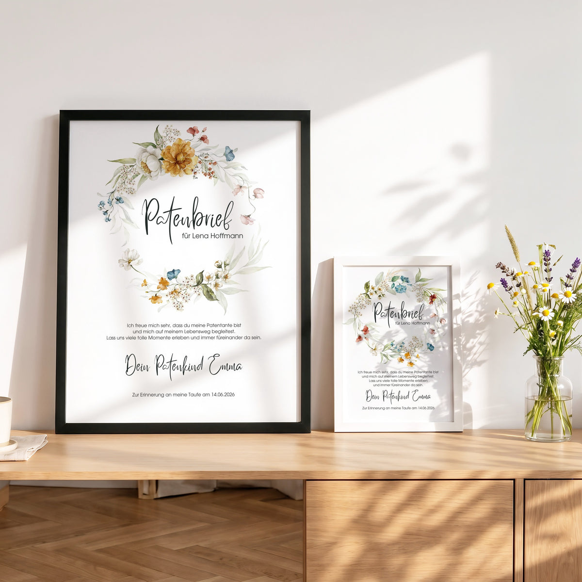 Patenbrief Blumen in 30 × 40 cm im schwarzen Rahmen und in DIN A5 im weißen Rahmen auf einem Sideboard