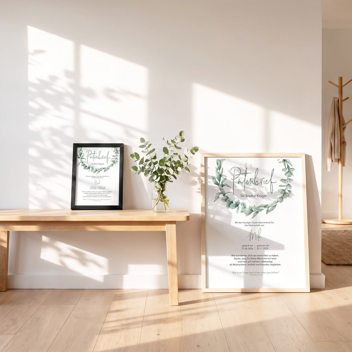 Patenbrief Eukalyptus in 40 × 50 cm im hellen Holzrahmen und in DIN A5 im schwarzen Rahmen im Flur