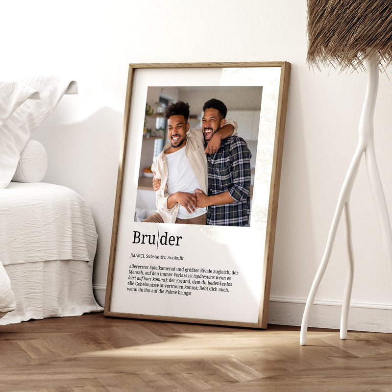 Foto-Definition Bruder · Wohnraumszene mit optionalem Naturrahmen · Serie 2026