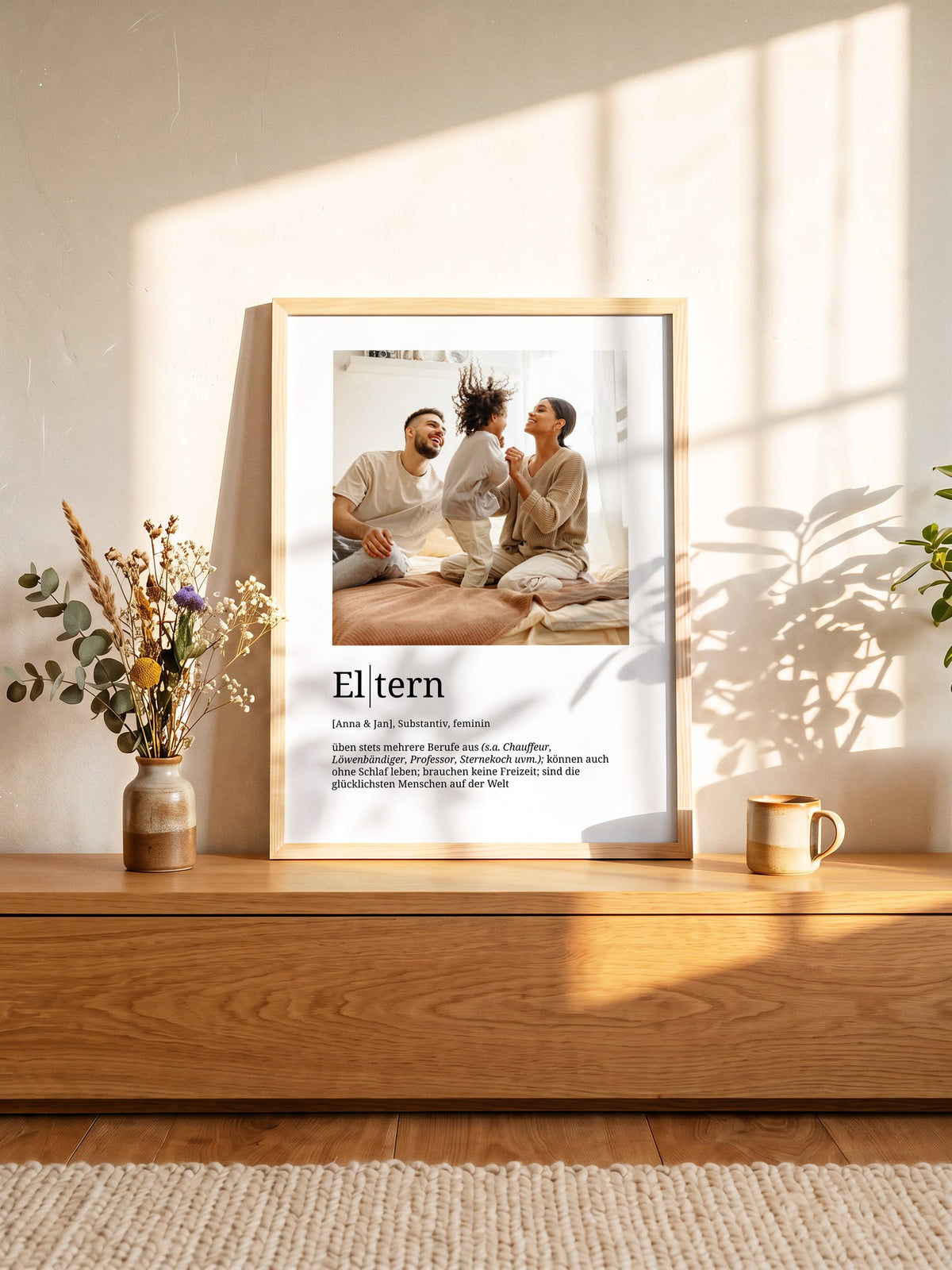 Foto-Definitionsposter Eltern im hellen Holzrahmen auf einem Sideboard im Sonnenlicht