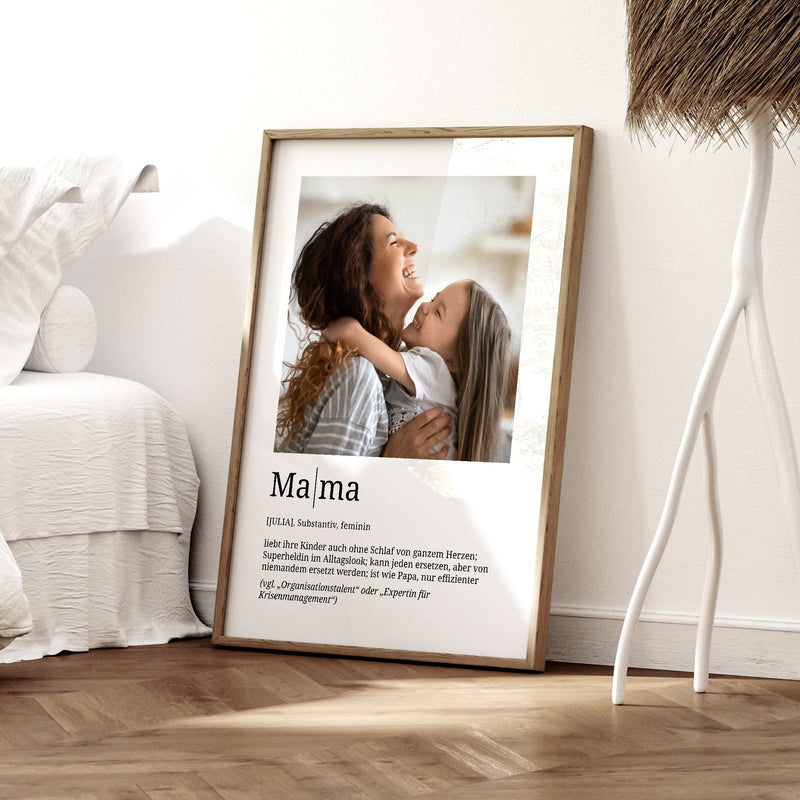 Foto-Definition Mama · Wohnraumszene mit optionalem Naturrahmen · Serie 2026