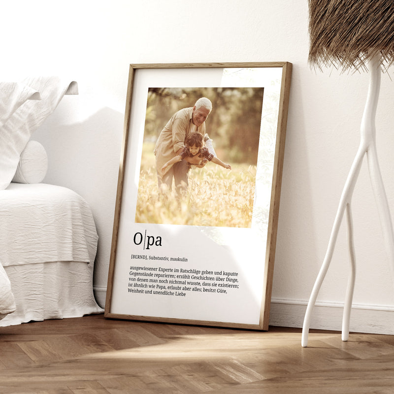 Foto-Definition Opa · Wohnraumszene mit optionalem Naturrahmen · Serie 2026