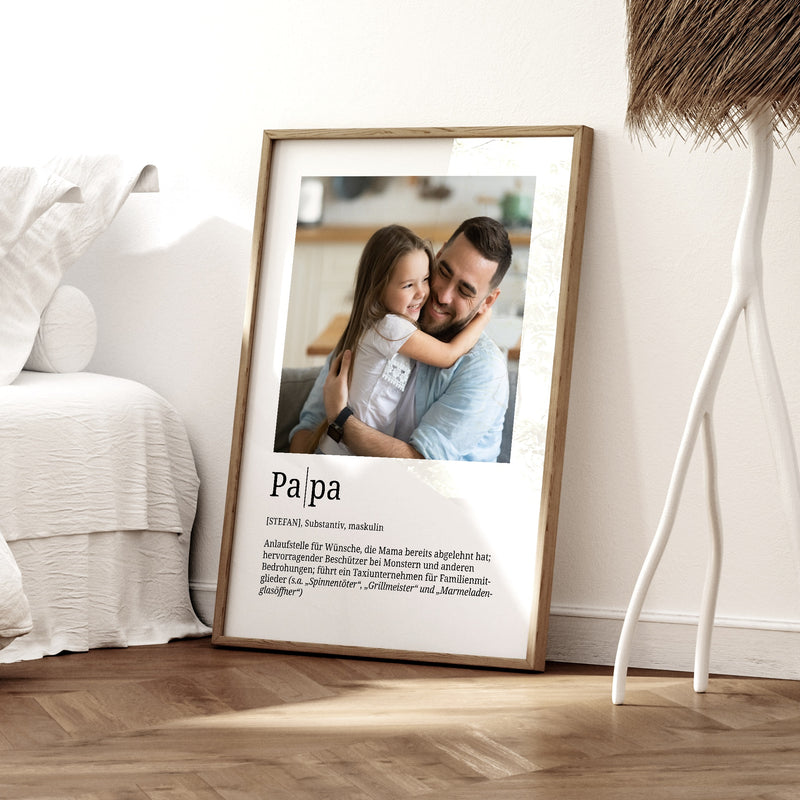 Foto-Definition Papa · Wohnraumszene mit optionalem Naturrahmen · Serie 2026