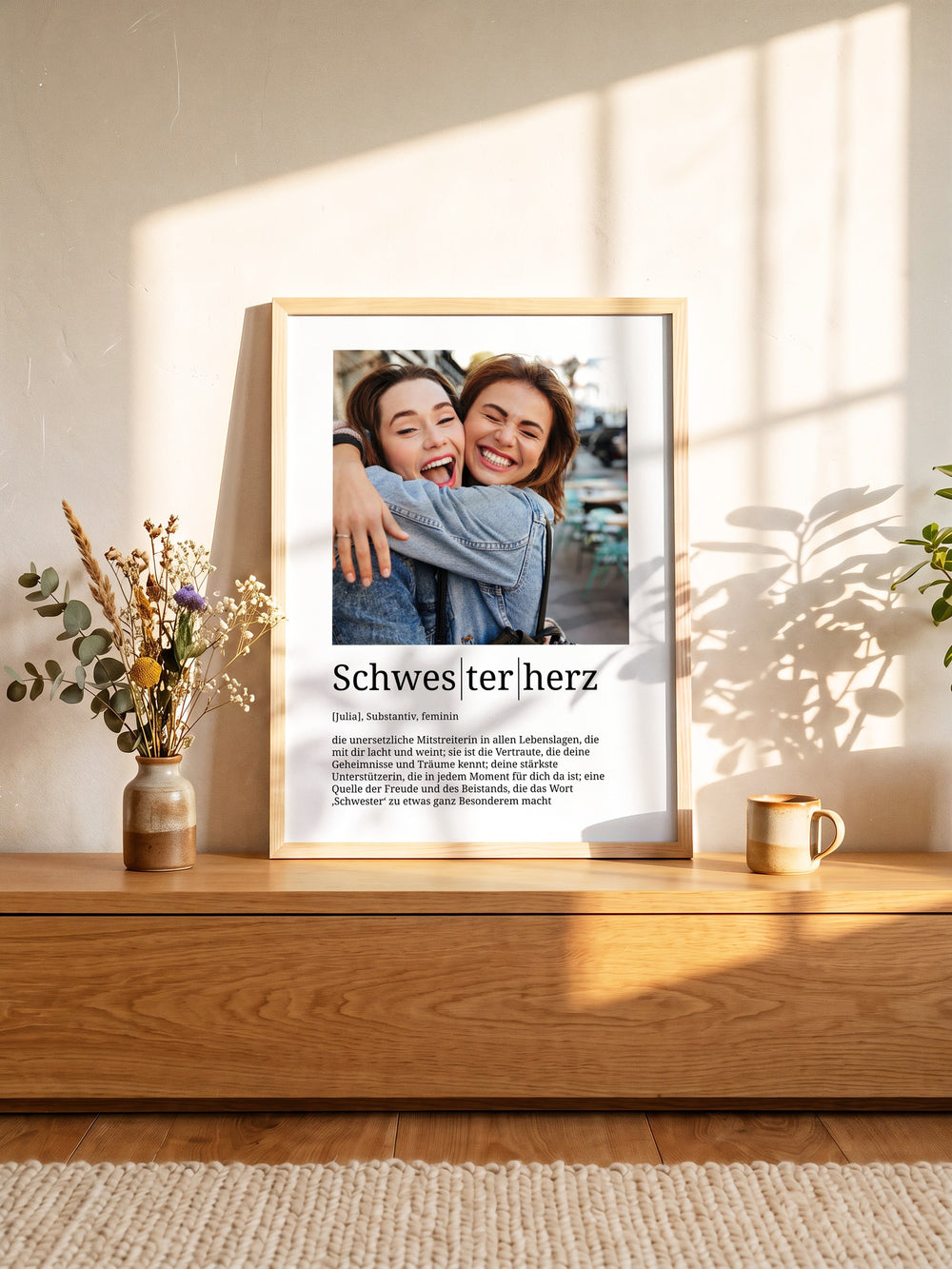 Schwesterherz-Fotoposter im hellen Holzrahmen mit warmem Sonnenlicht