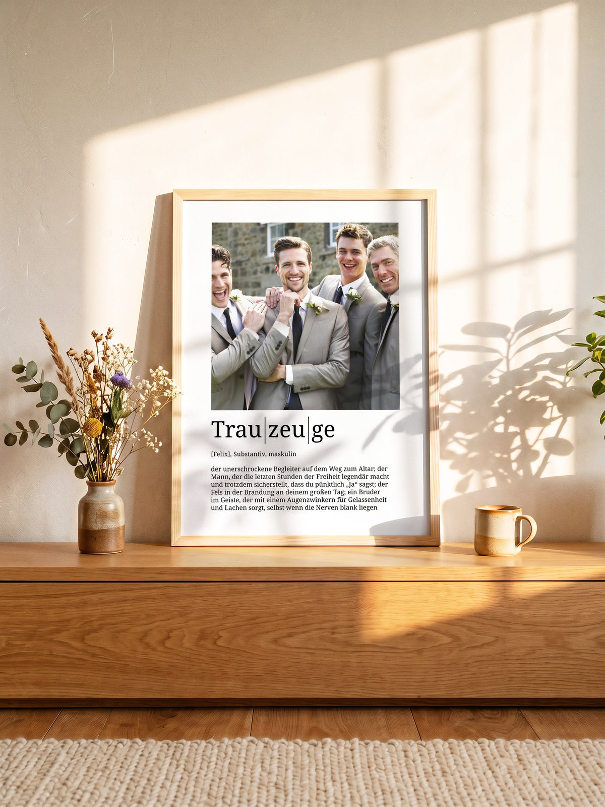 Foto-Definitionsposter Trauzeuge im hellen Holzrahmen auf einem Sideboard im Sonnenlicht