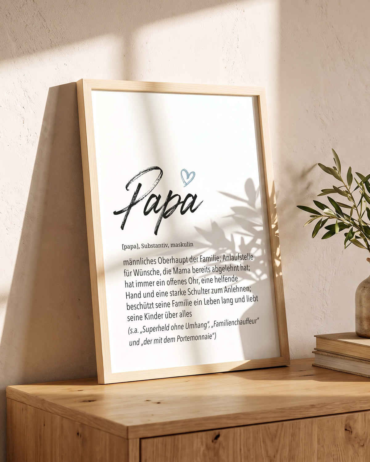 Herz Definition Papa: Poster im hellen Holzrahmen auf dem Sideboard