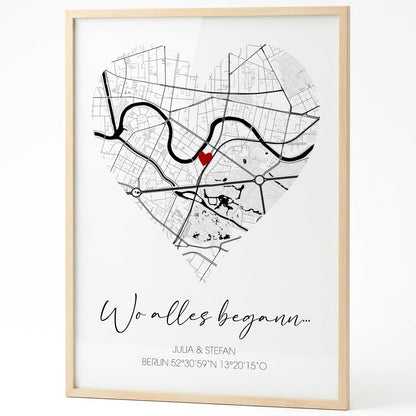 Karten-Poster Wo alles begann mit Stadtplan in Herzform, Namen und Datum im Holzrahmen auf weißem Grund