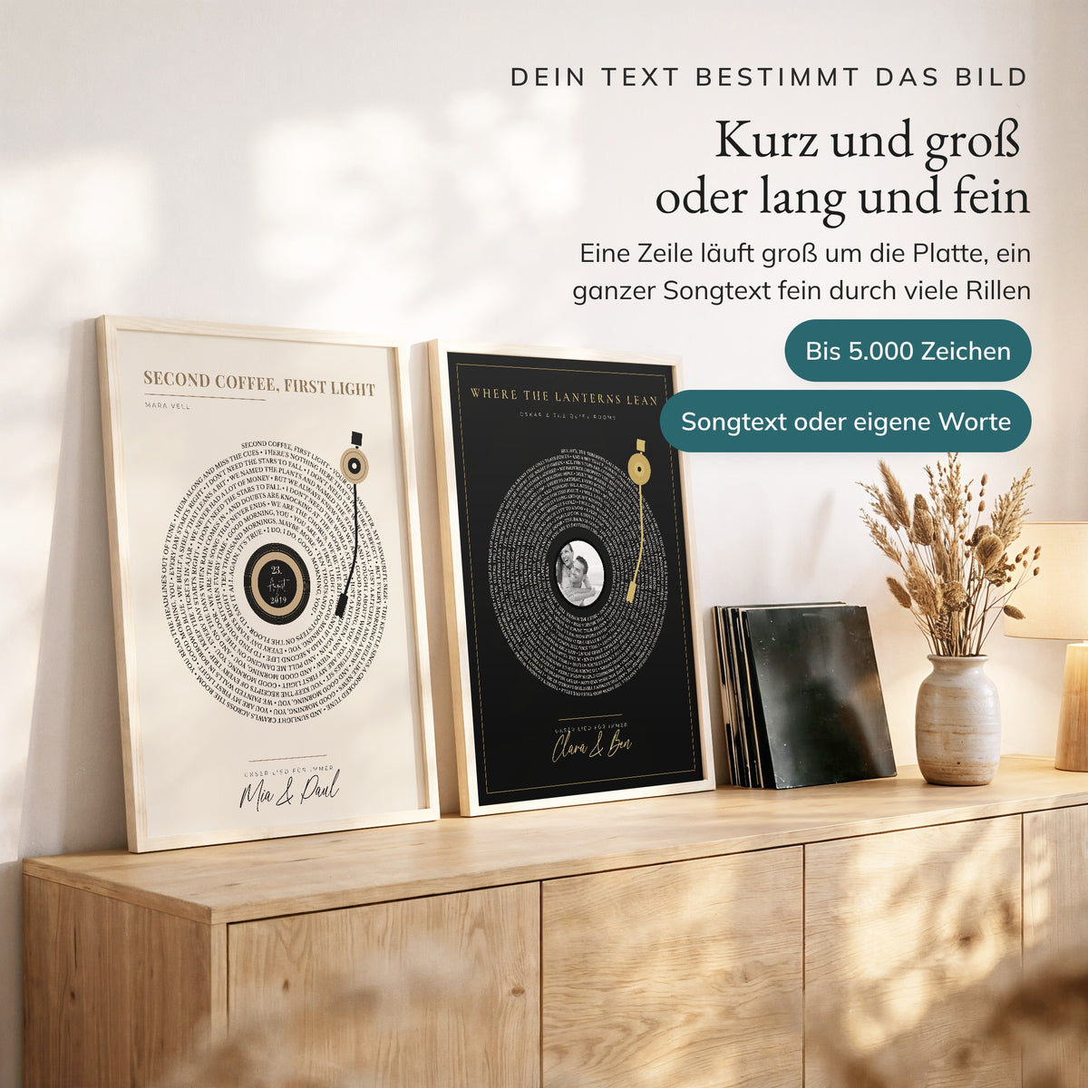 Zwei Songtext-Poster nebeneinander, links ein kurzer Text in großer Schrift, rechts ein langer Text in feiner Schrift