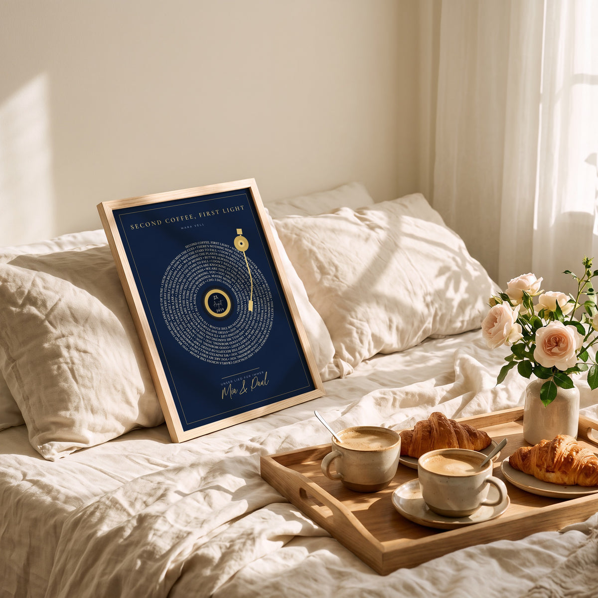 Songtext-Poster in Nachtblau mit Gold im Holzrahmen auf dem Bett beim Frühstück