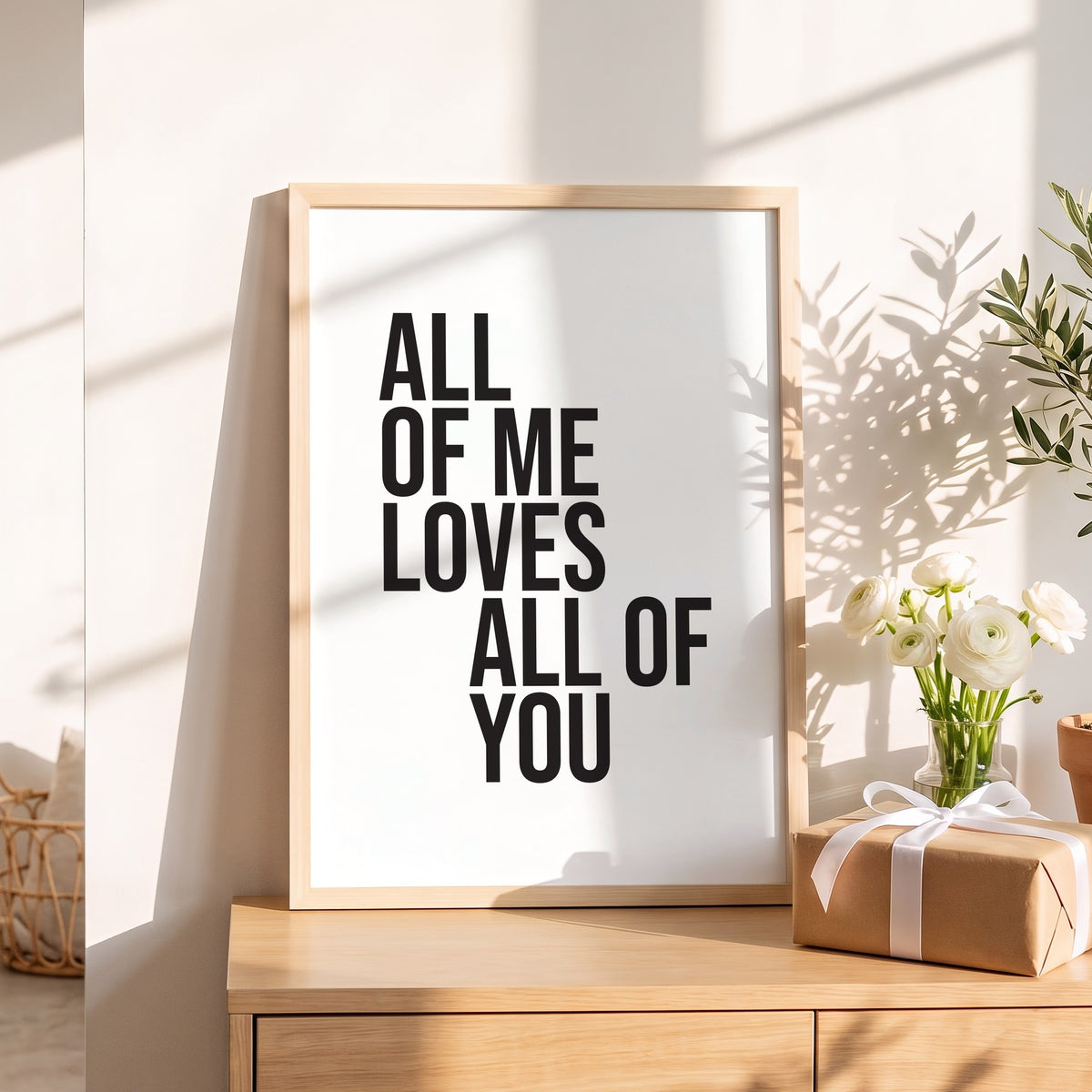 Spruchposter All of me loves all of you als Geschenk auf dem Sideboard