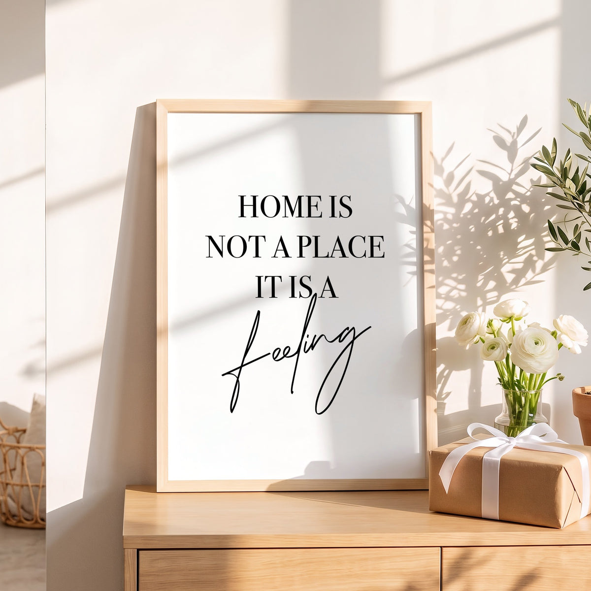 Spruchposter Home is not a place als Geschenk auf dem Sideboard