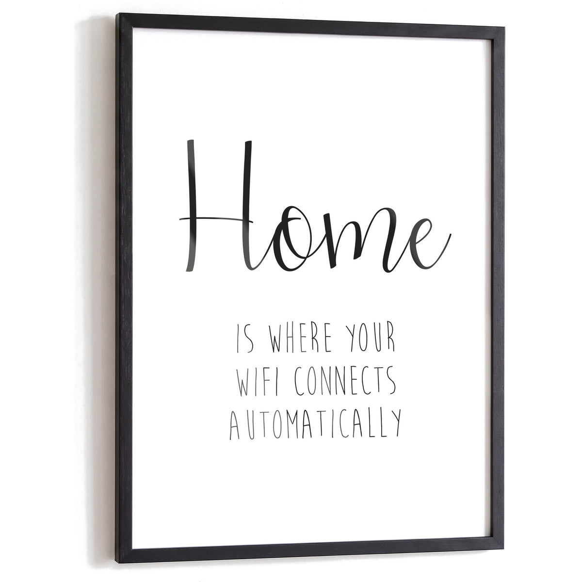 Spruchposter Home is where your wifi connects im schwarzen Holzrahmen