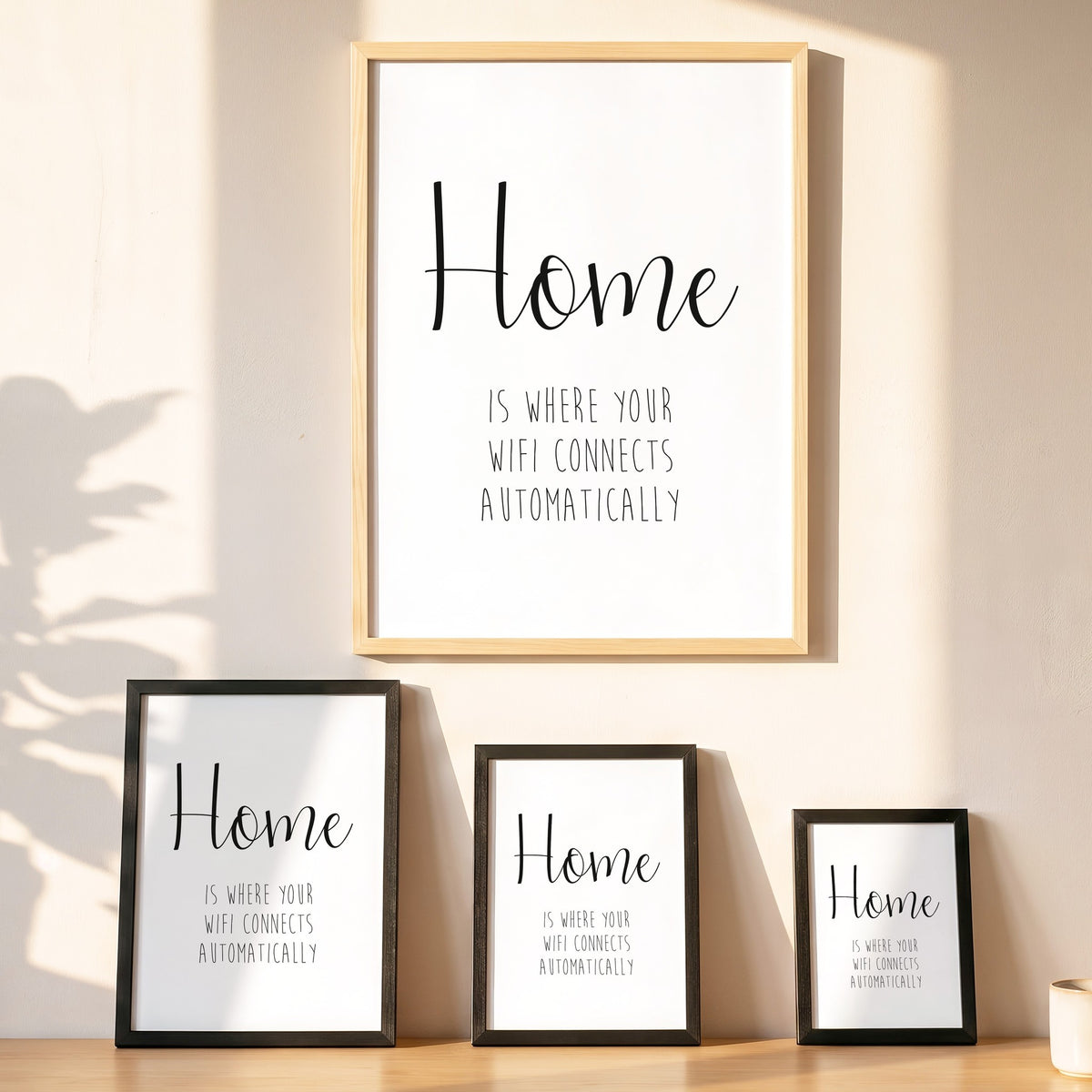 Spruchposter Home is where your wifi connects in vier Größen an der Wand