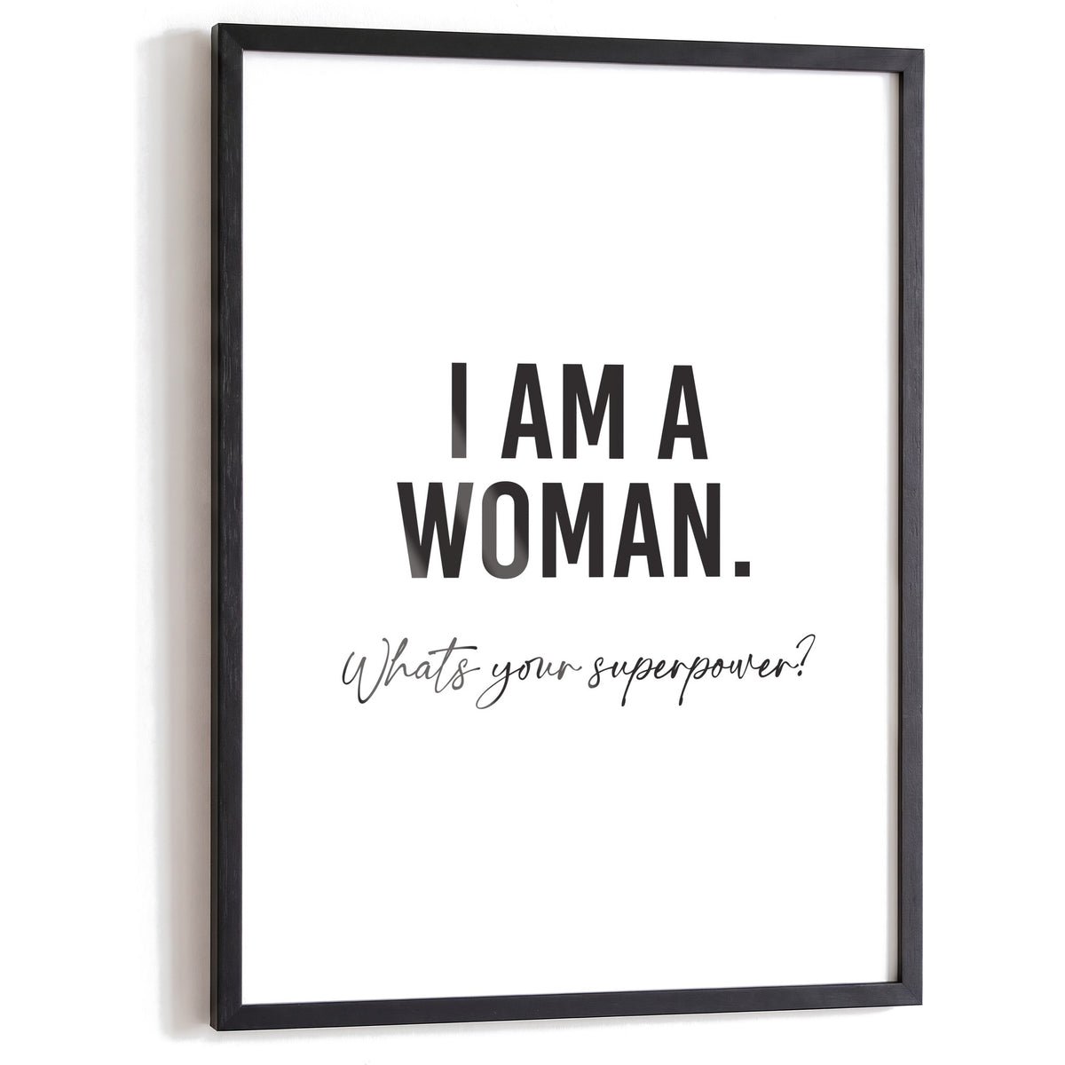 Spruchposter I am a woman im schwarzen Holzrahmen