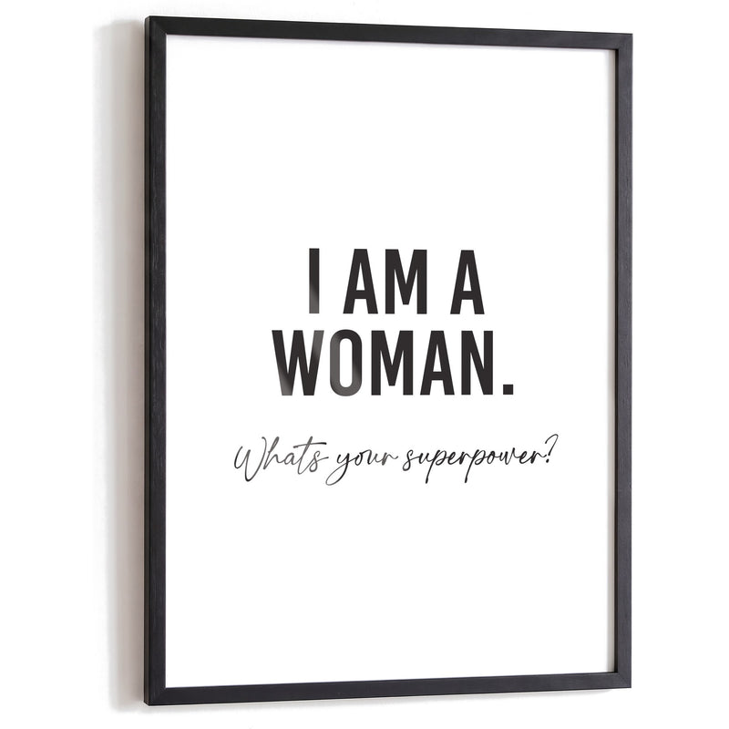 Spruchposter I am a woman im schwarzen Holzrahmen