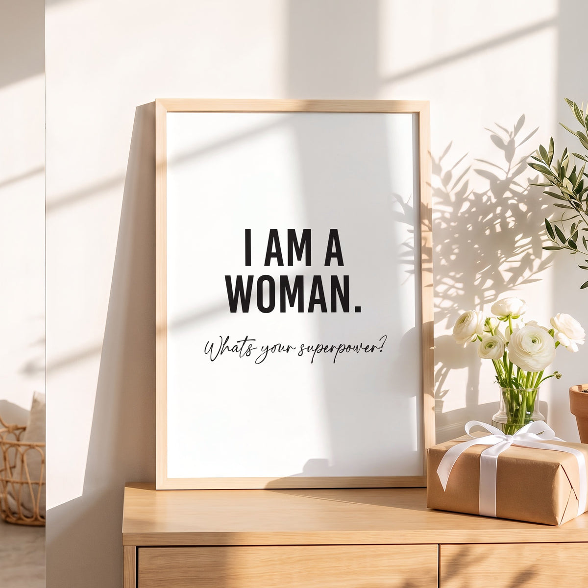 Spruchposter I am a woman als Geschenk auf dem Sideboard