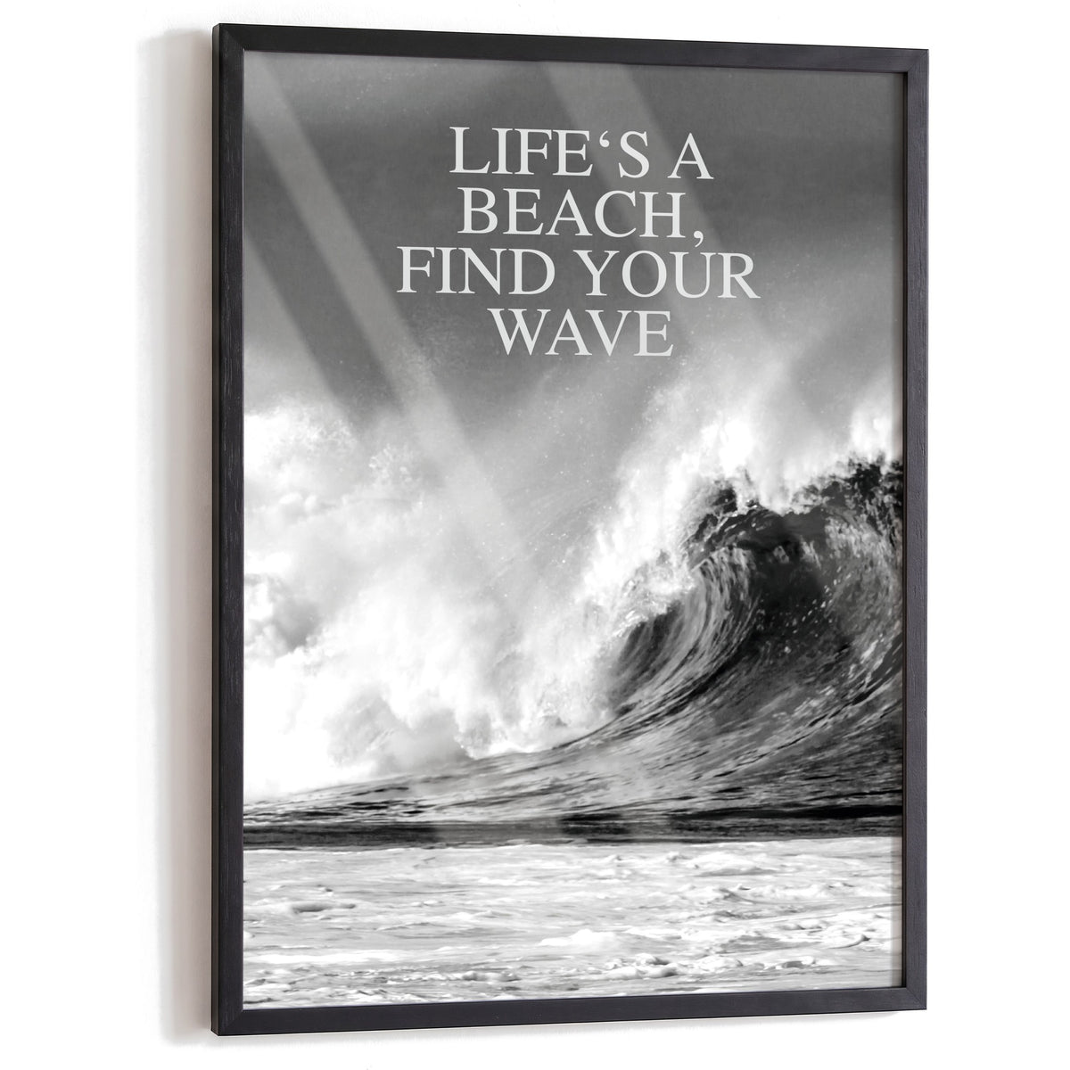 Spruchposter Life's a beach im schwarzen Holzrahmen