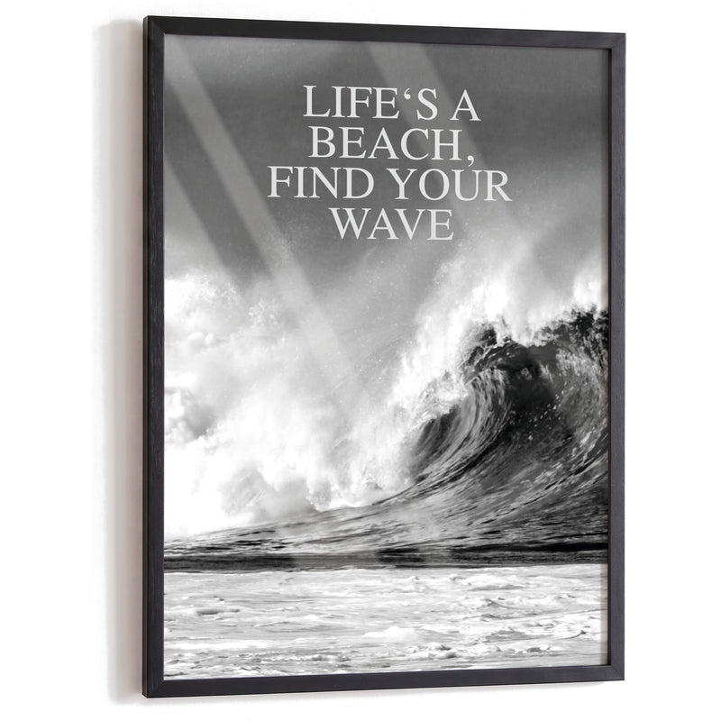 Spruchposter Life's a beach im schwarzen Holzrahmen