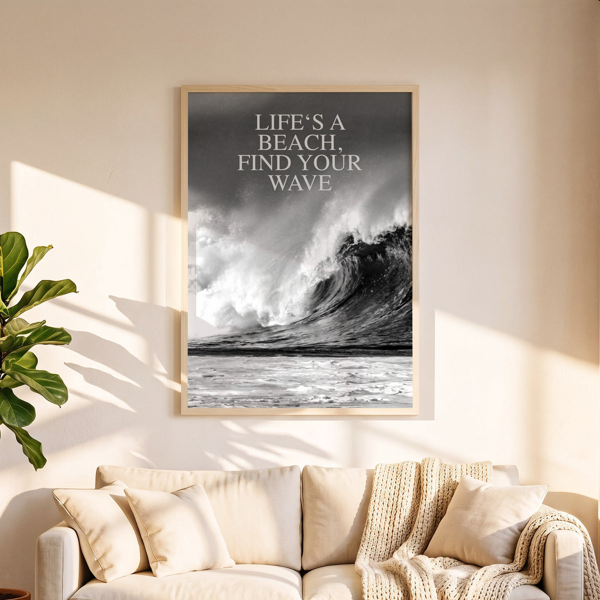 Spruchposter Life's a beach in 50 x 70 cm über dem Sofa