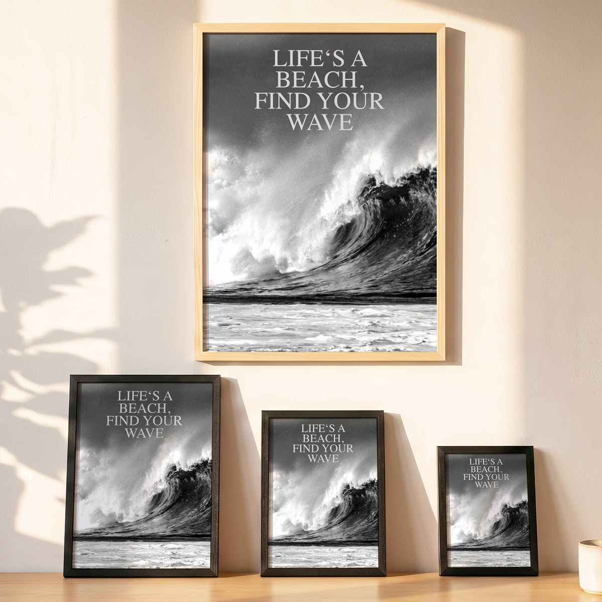 Spruchposter Life's a beach in vier Größen an der Wand