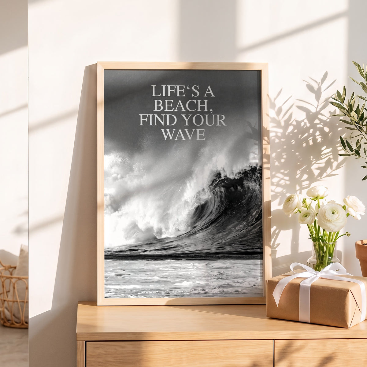 Spruchposter Life's a beach als Geschenk auf dem Sideboard