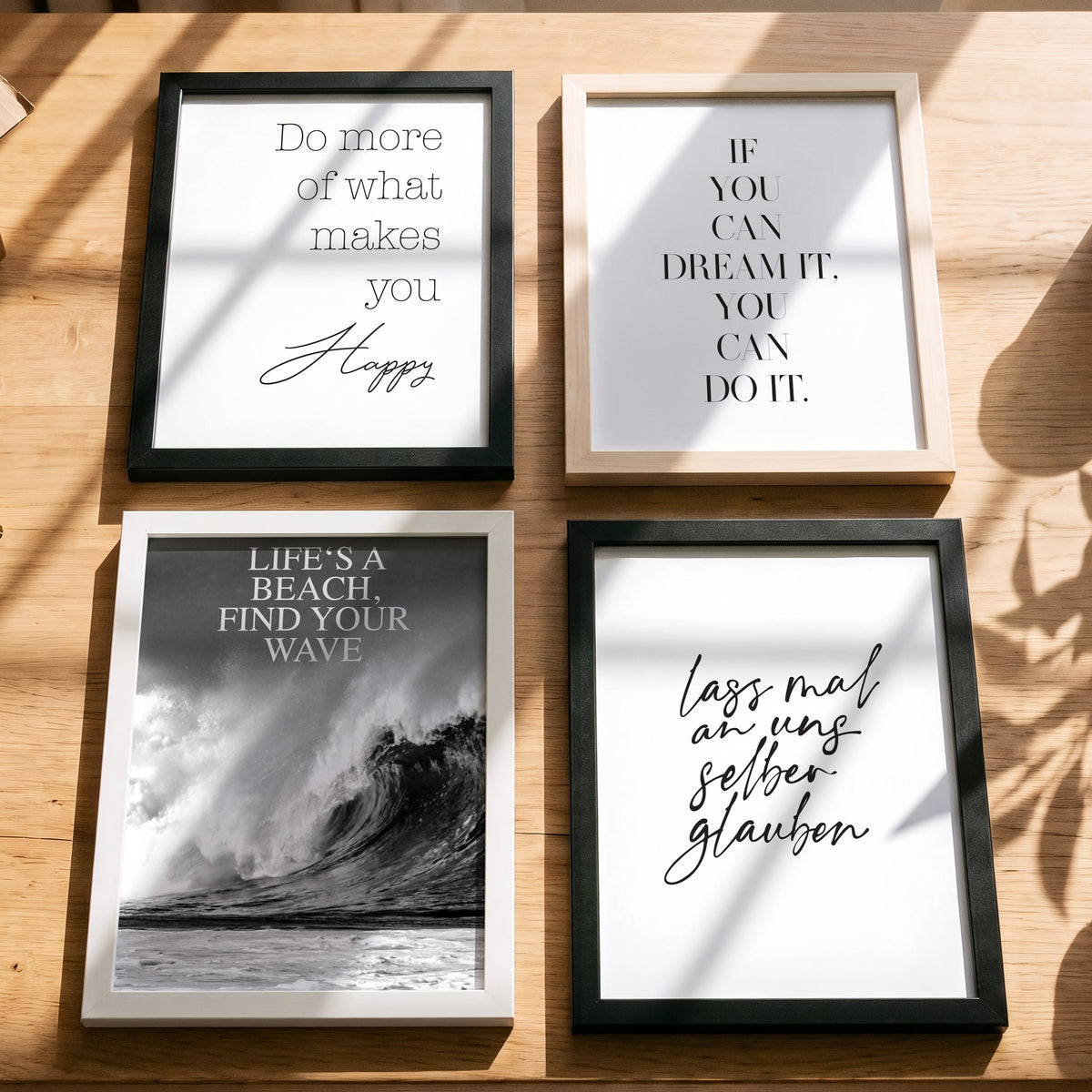 Spruchposter Life's a beach mit weiteren Motiven der Reihe auf dem Tisch