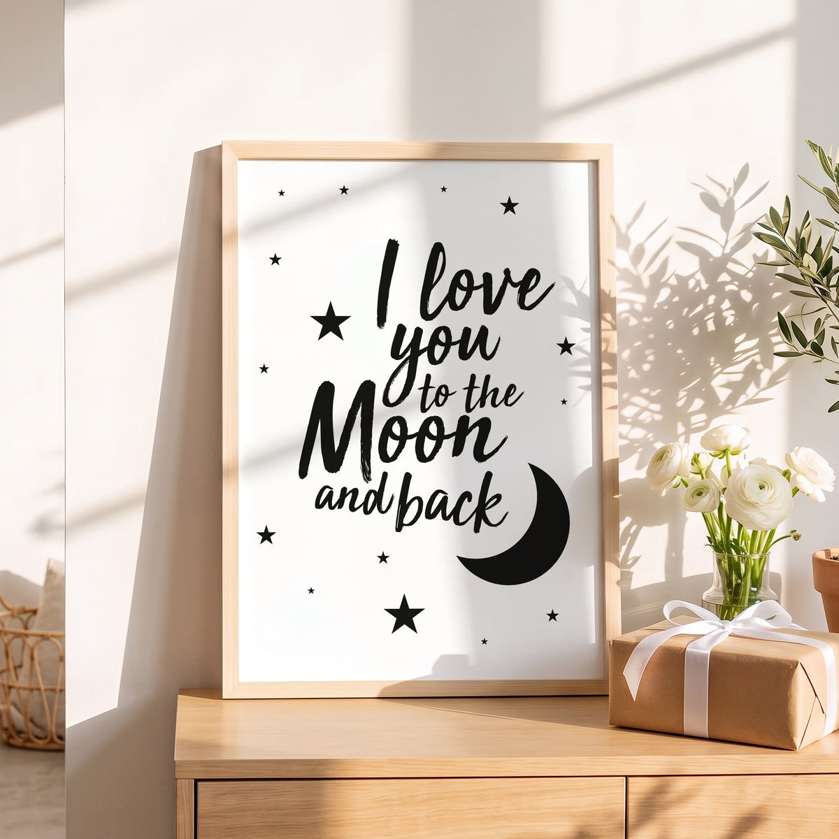 Spruchposter I love you to the moon and back als Geschenk auf dem Sideboard