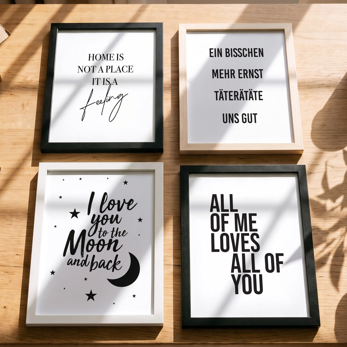 Spruchposter I love you to the moon and back mit weiteren Motiven der Reihe auf dem Tisch