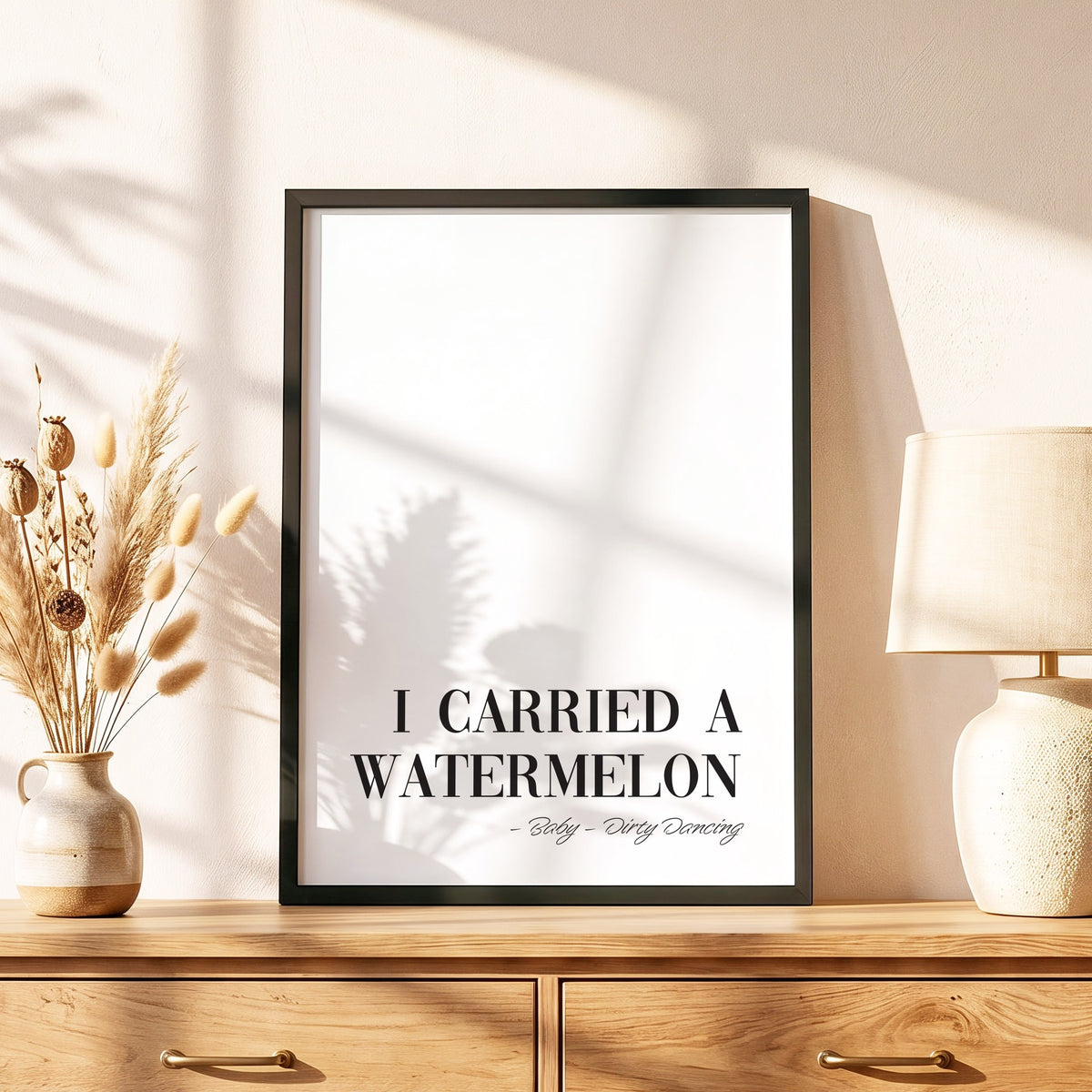 Spruchposter I carried a watermelon im schwarzen Holzrahmen auf einer Kommode