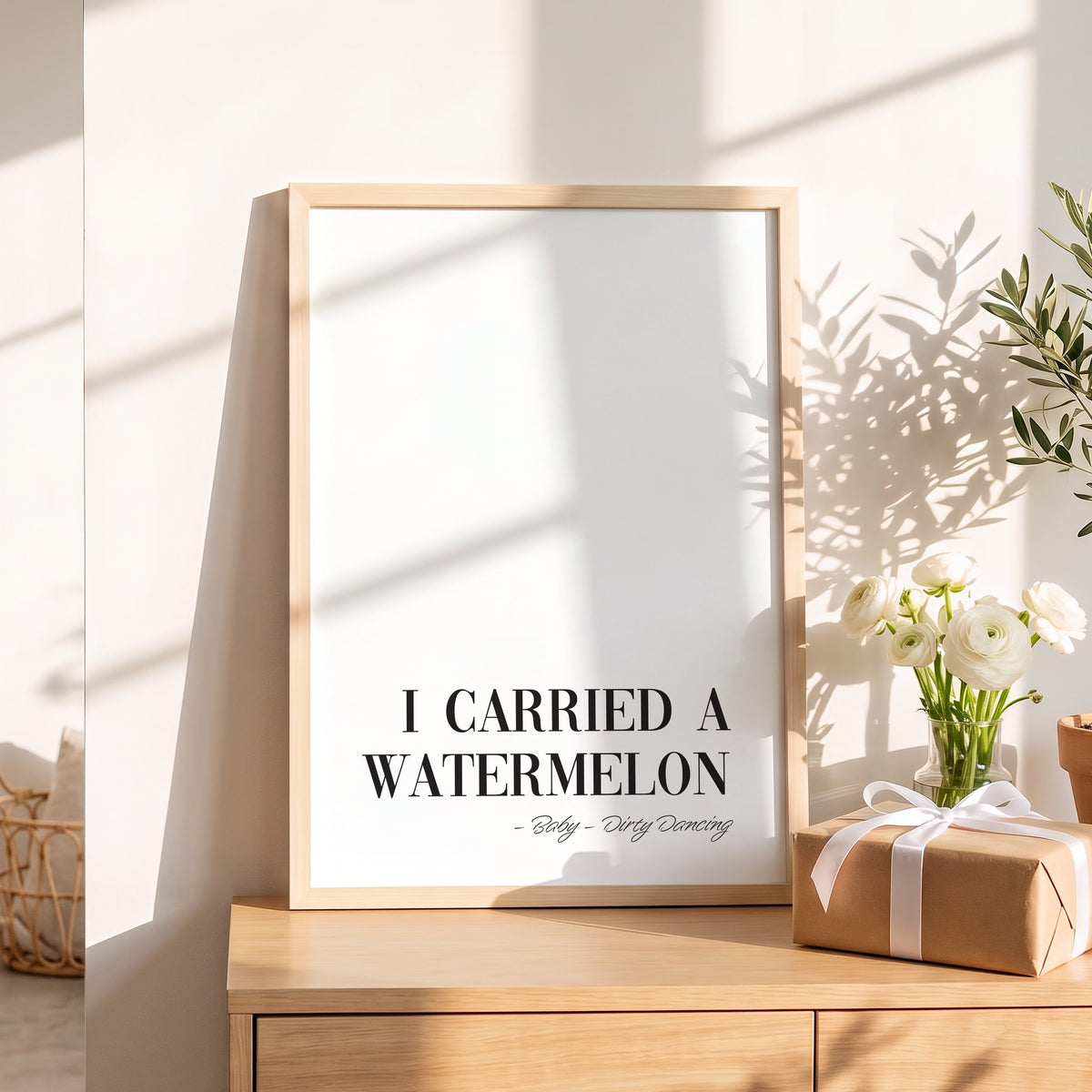 Spruchposter I carried a watermelon als Geschenk auf dem Sideboard