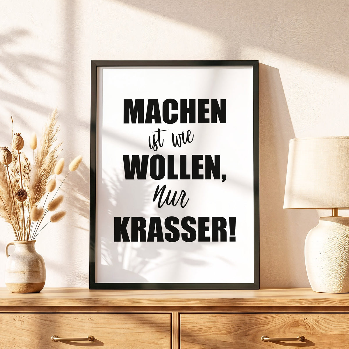 Spruchposter Machen ist wie wollen, nur krasser im schwarzen Holzrahmen auf einer Kommode