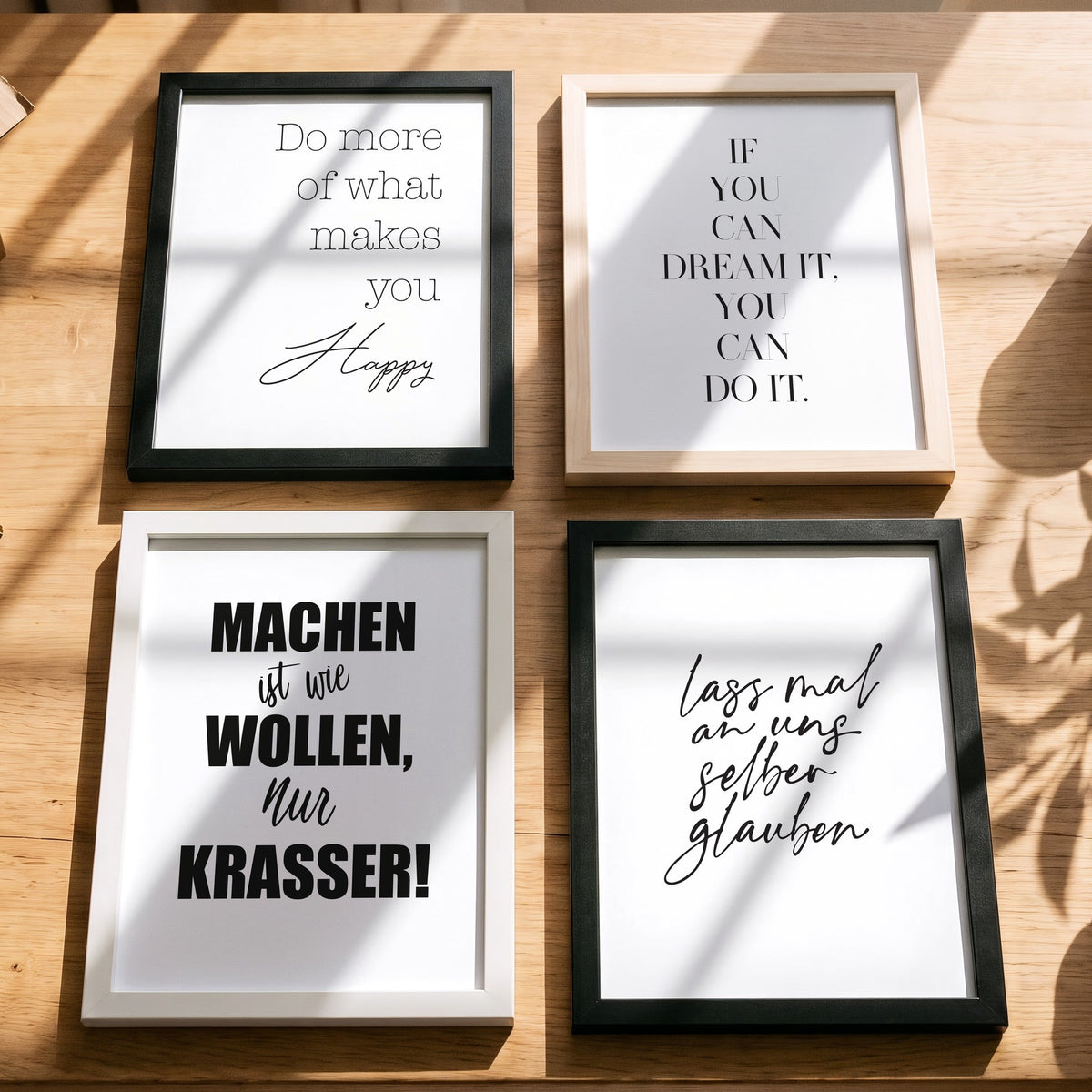 Spruchposter Machen ist wie wollen, nur krasser mit weiteren Motiven der Reihe auf dem Tisch