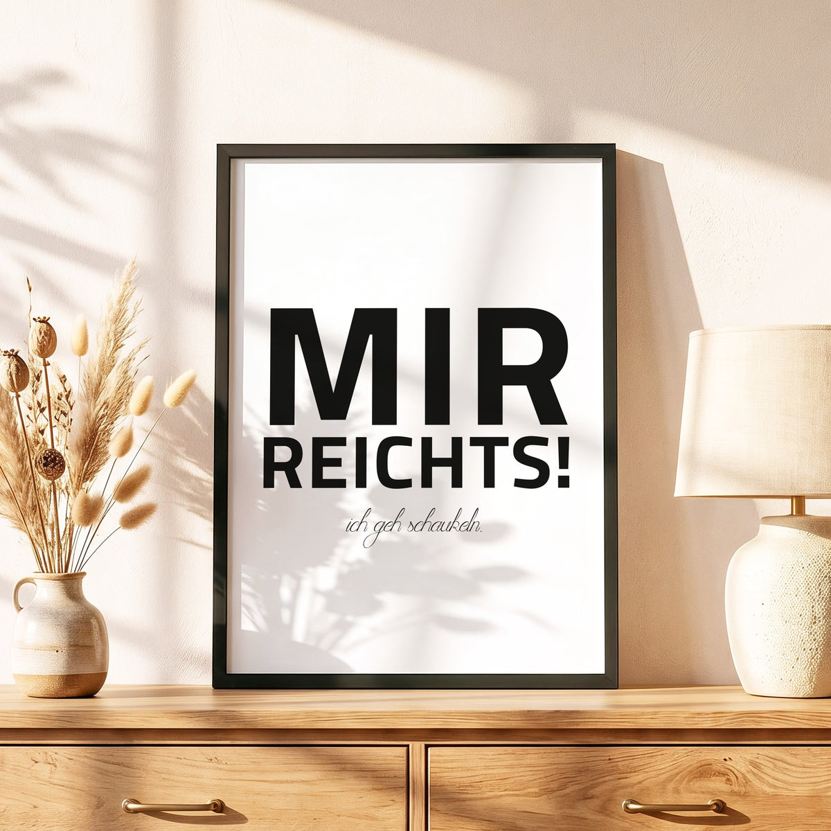 Spruchposter Mir reicht's, ich geh schaukeln im schwarzen Holzrahmen auf einer Kommode