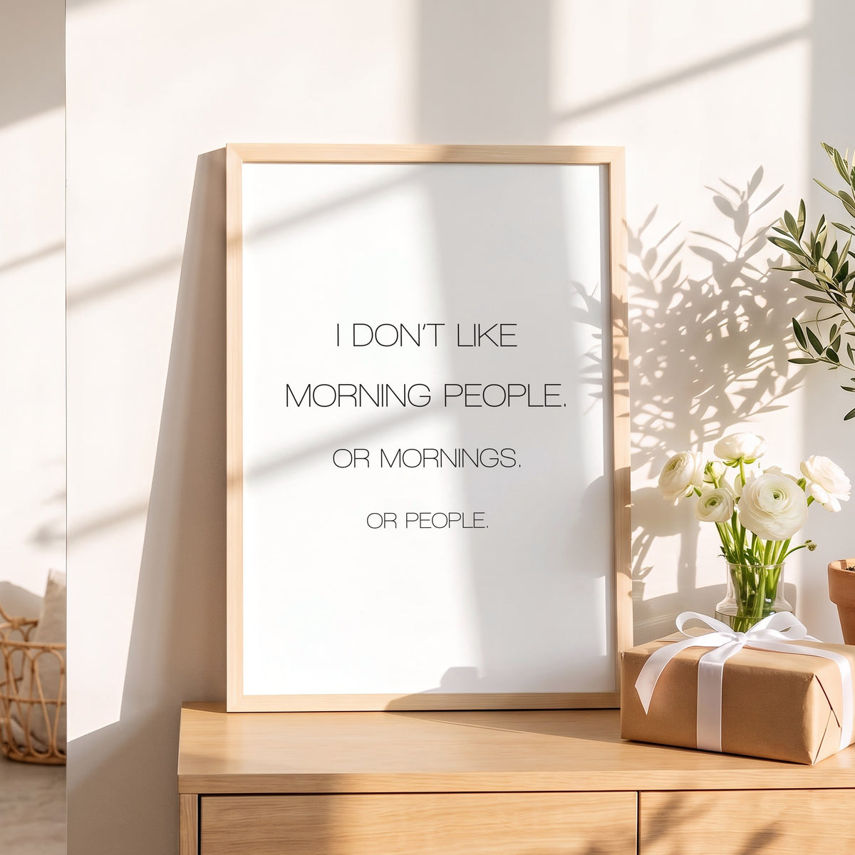 Spruchposter I don't like morning people als Geschenk auf dem Sideboard
