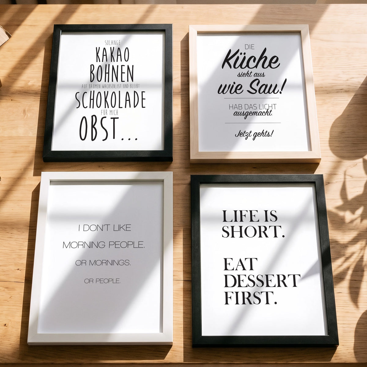 Spruchposter I don't like morning people mit weiteren Motiven der Reihe auf dem Tisch