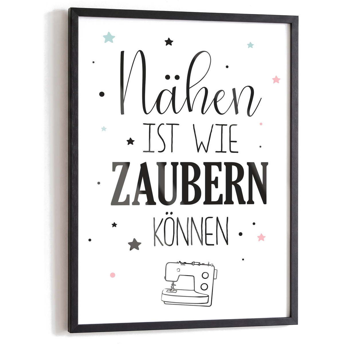 Spruchposter Nähen ist wie zaubern können im schwarzen Holzrahmen