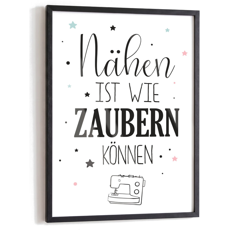 Spruchposter Nähen ist wie zaubern können im schwarzen Holzrahmen