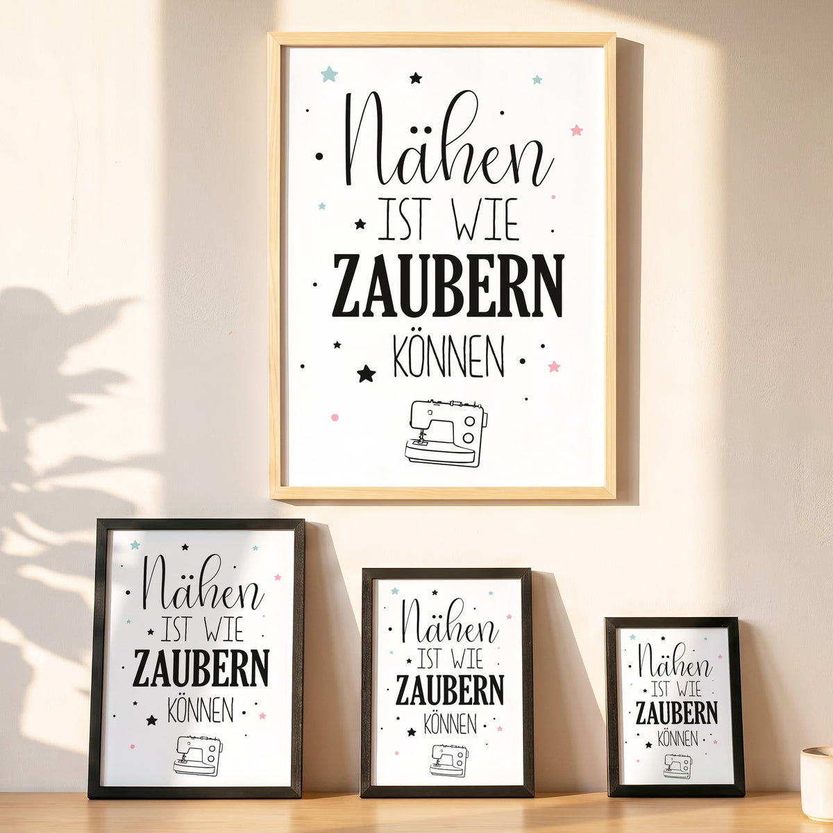 Spruchposter Nähen ist wie zaubern können in vier Größen an der Wand