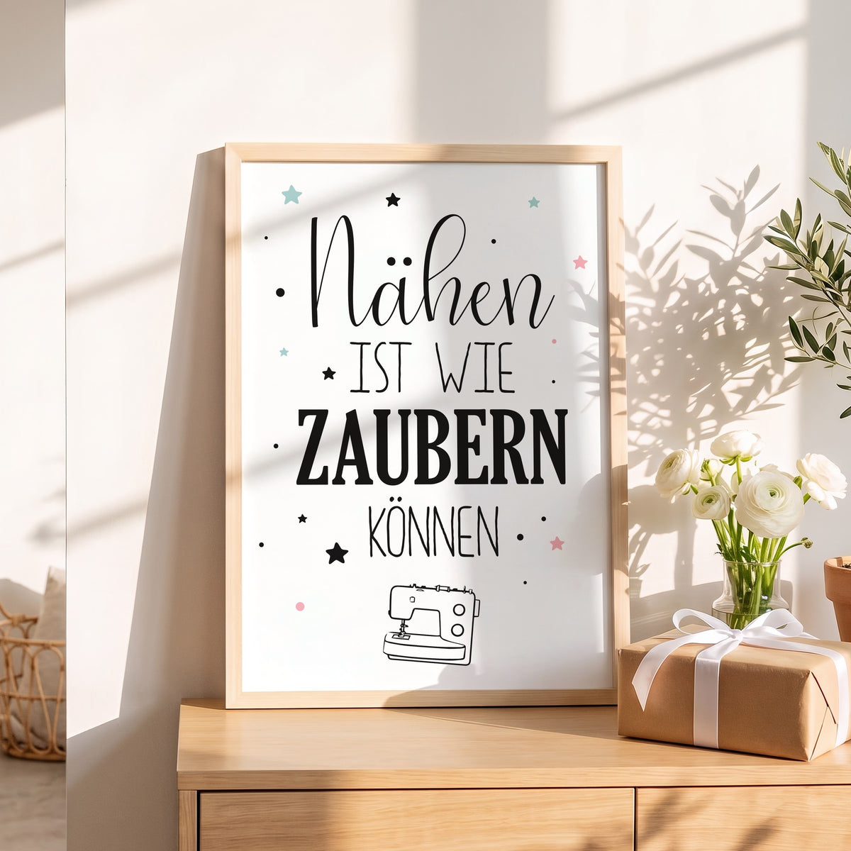 Spruchposter Nähen ist wie zaubern können als Geschenk auf dem Sideboard
