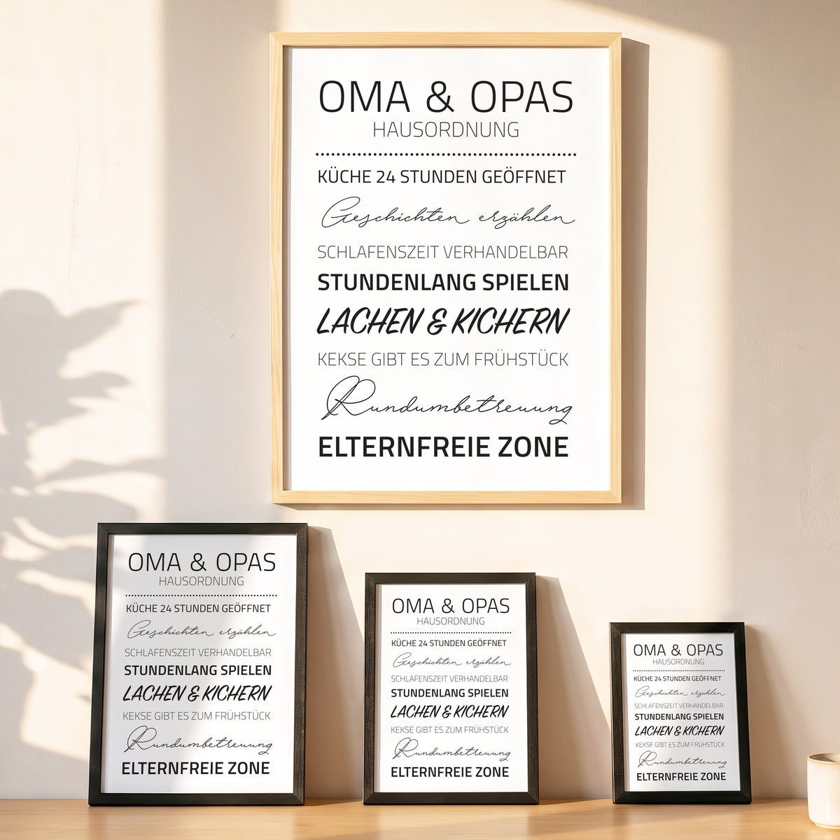 Spruchposter Oma & Opas Hausordnung in vier Größen an der Wand