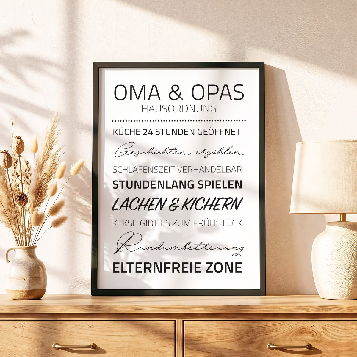 Spruchposter Oma & Opas Hausordnung im schwarzen Holzrahmen auf einer Kommode