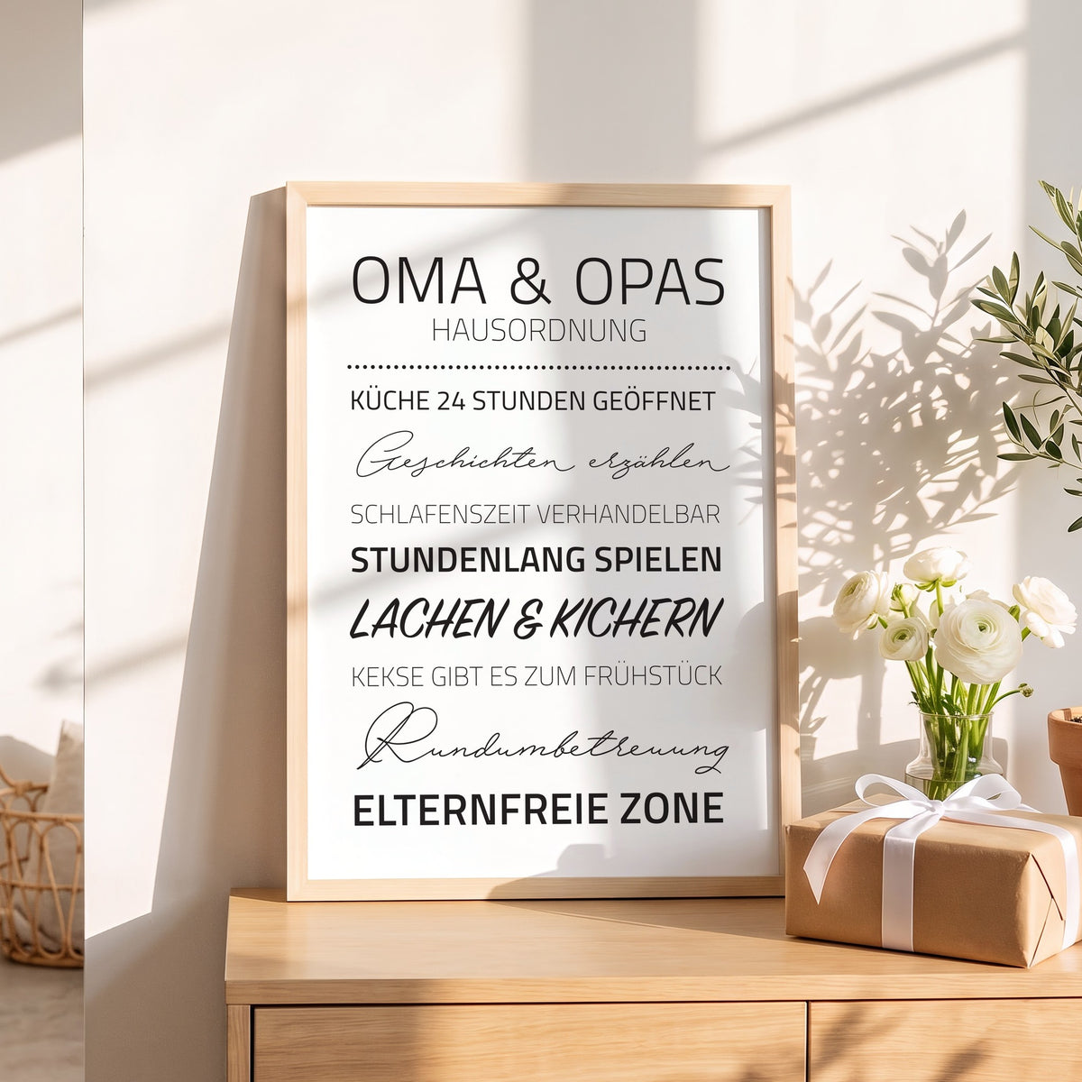 Spruchposter Oma & Opas Hausordnung als Geschenk auf dem Sideboard