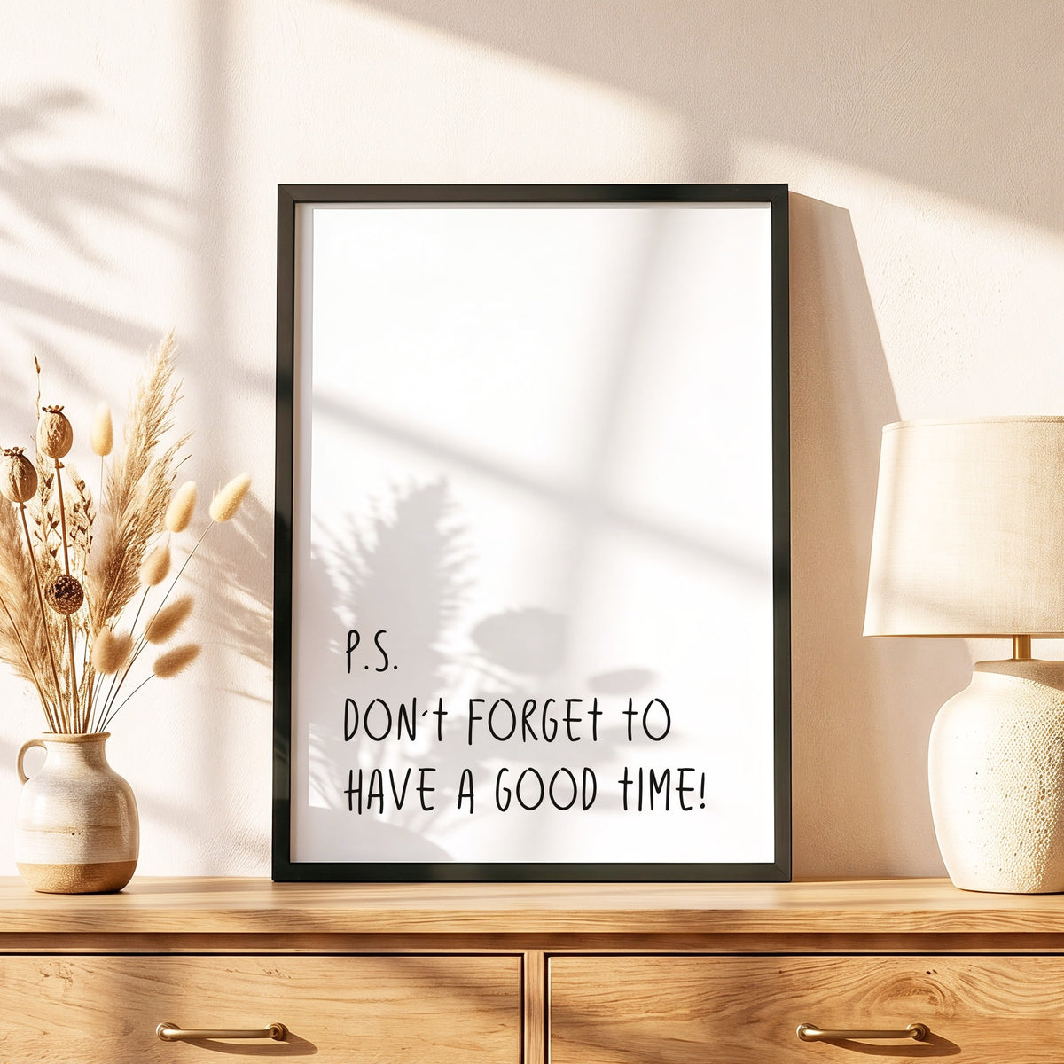 Spruchposter Don't forget to have a good time im schwarzen Holzrahmen auf einer Kommode
