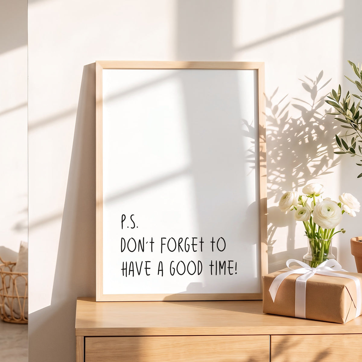 Spruchposter Don't forget to have a good time als Geschenk auf dem Sideboard