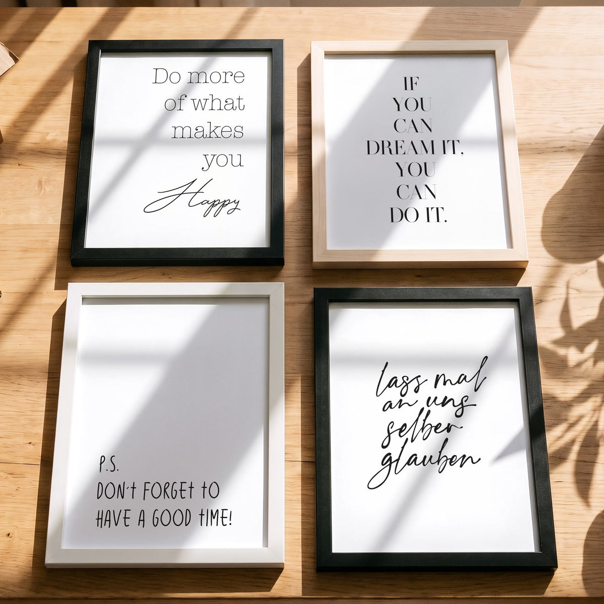 Spruchposter Don't forget to have a good time mit weiteren Motiven der Reihe auf dem Tisch