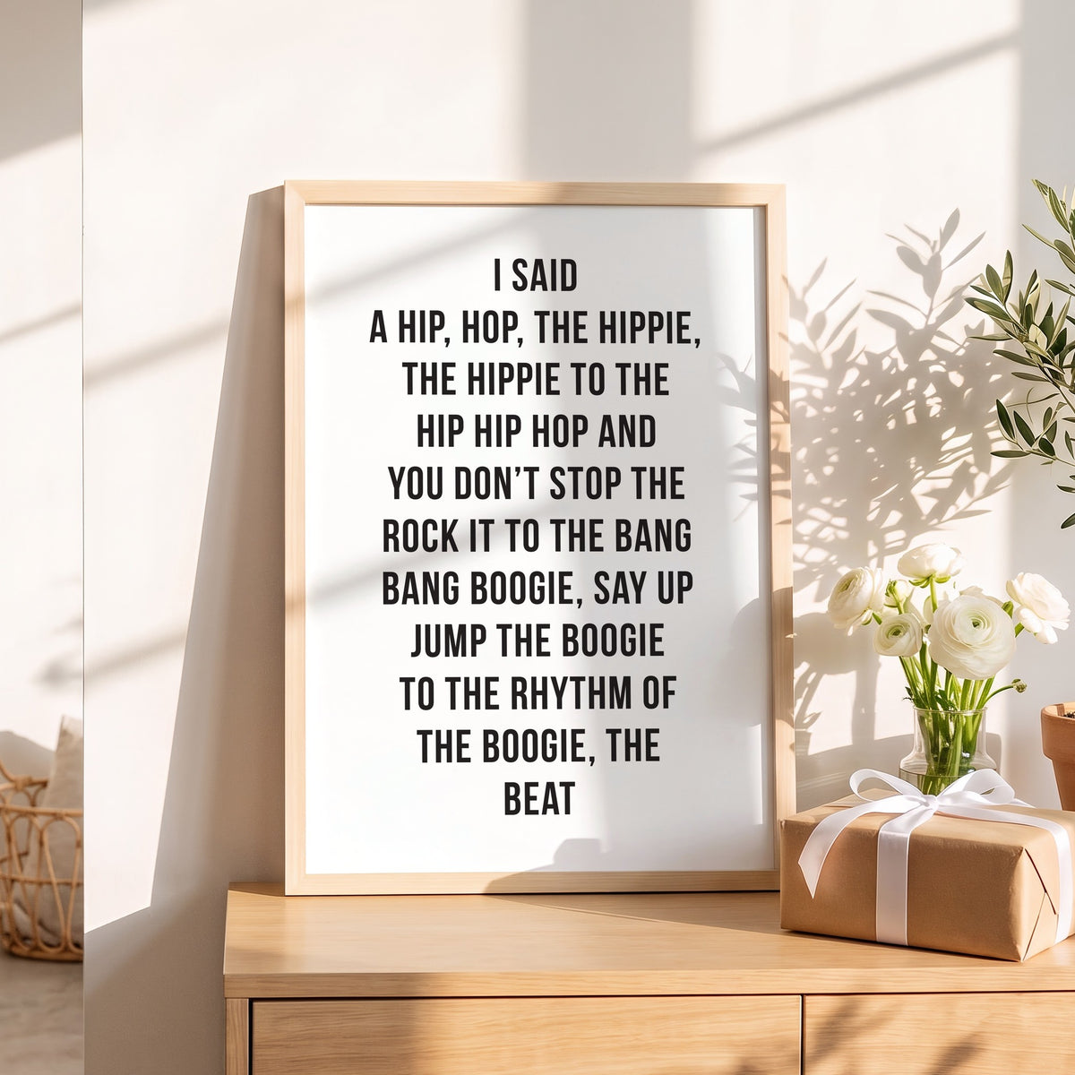 Spruchposter Hip Hop als Geschenk auf dem Sideboard